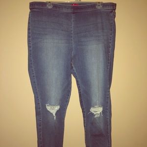 Jennifer Lopez Distressed Jeans 👖